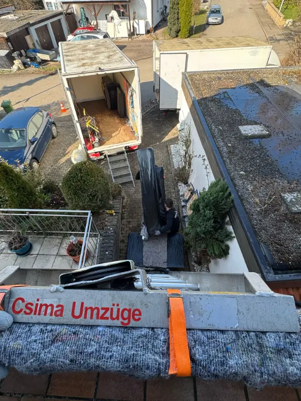 Möbellift im Einsatz an einem Gebäude